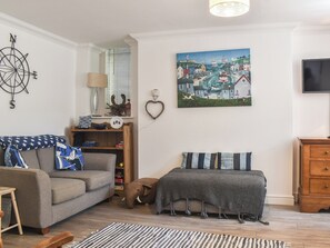 Living room/dining room | Seashells, Ventnor