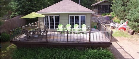 The main cottage with lake views. 