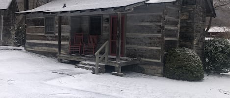 Cabin 4 - snowy day 