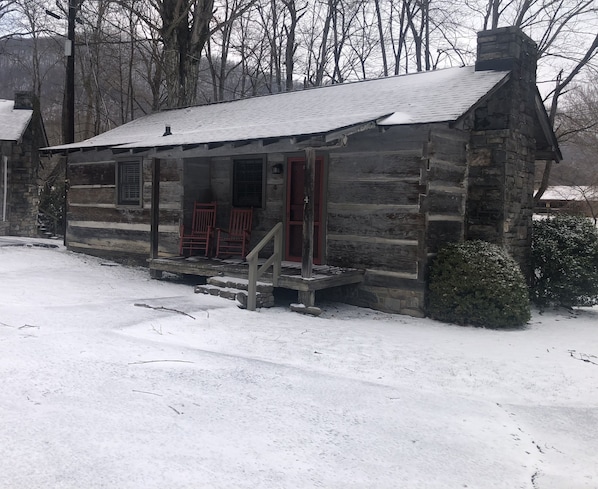 Cabin 4 - snowy day 