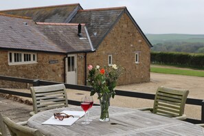 Clayhanger Lodge, Abbotsbury: Enjoy barbecues in the sunshine