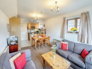 Open plan living space | Hill Top Cottage - Fair Isle Holiday Cottages, Newport