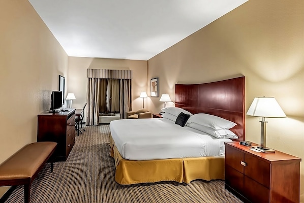 Bedroom with a comfortable King size bed
Exact unit will be assigned upon arrival. Views, colors and decoration may vary.