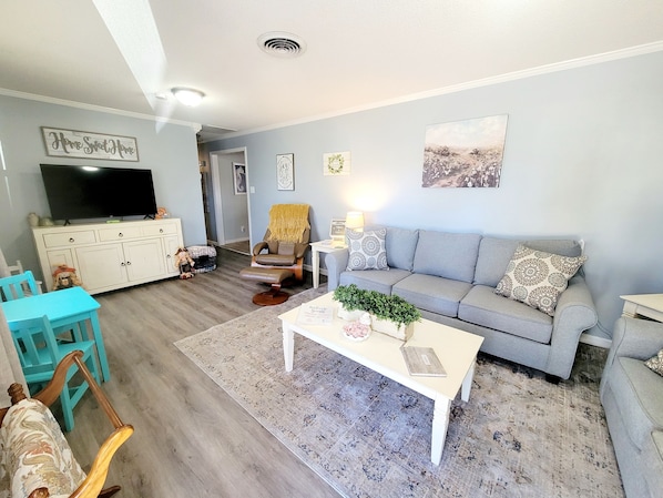 Livingroom with ample seating