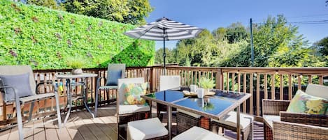 Experience our quiet Nashville neighborhood on your private patio!