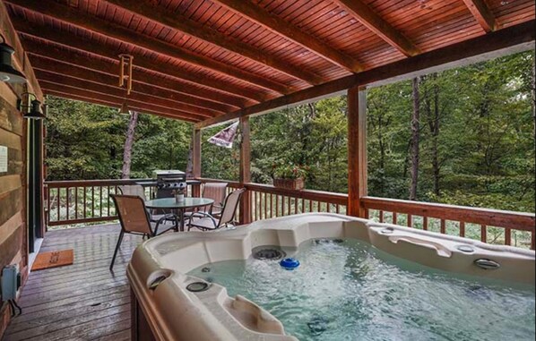 The private hot tub to rest after a good hike!