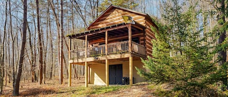 Hocking Hills Cabin on 5 Private Acres, Hot Tub!