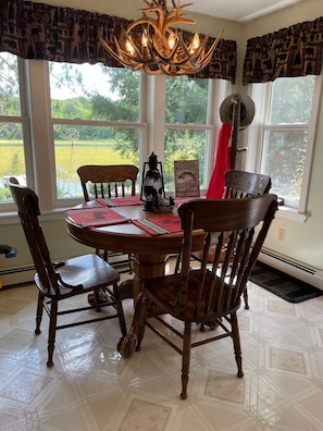 Kitchen breakfast area