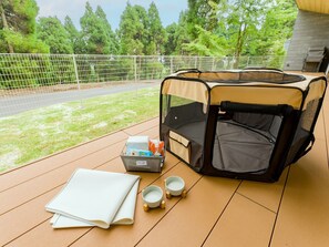<Pets can stay together> Pet cage / Pet amenities (food balls, etc.)