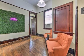 Sitting Room | 1,100 Sq Ft | Traditional Architecture