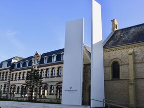 Himmel, Fenster, Gebäude, Pflanze, Fassade, Stadt, Baum, Urban Design, Haus, Mittelalterliche Architektur