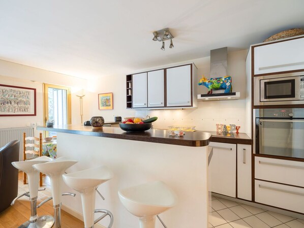 Furniture, Property, Cabinetry, Countertop, Wood, Lighting, Interior Design, Picture Frame, Architecture, Flooring