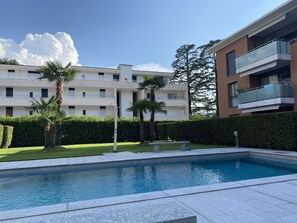 Wasser, Pflanze, Himmel, Wolke, Gebäude, Fenster, Azurblau, Schwimmbad, Die Architektur, Baum