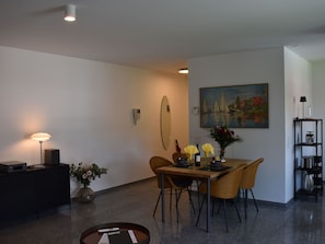 Pflanze, Möbel, Eigentum, Gebäude, Zimmerpflanze, Tabelle, Blumentopf, Holz, Wohnzimmer, Interior Design
