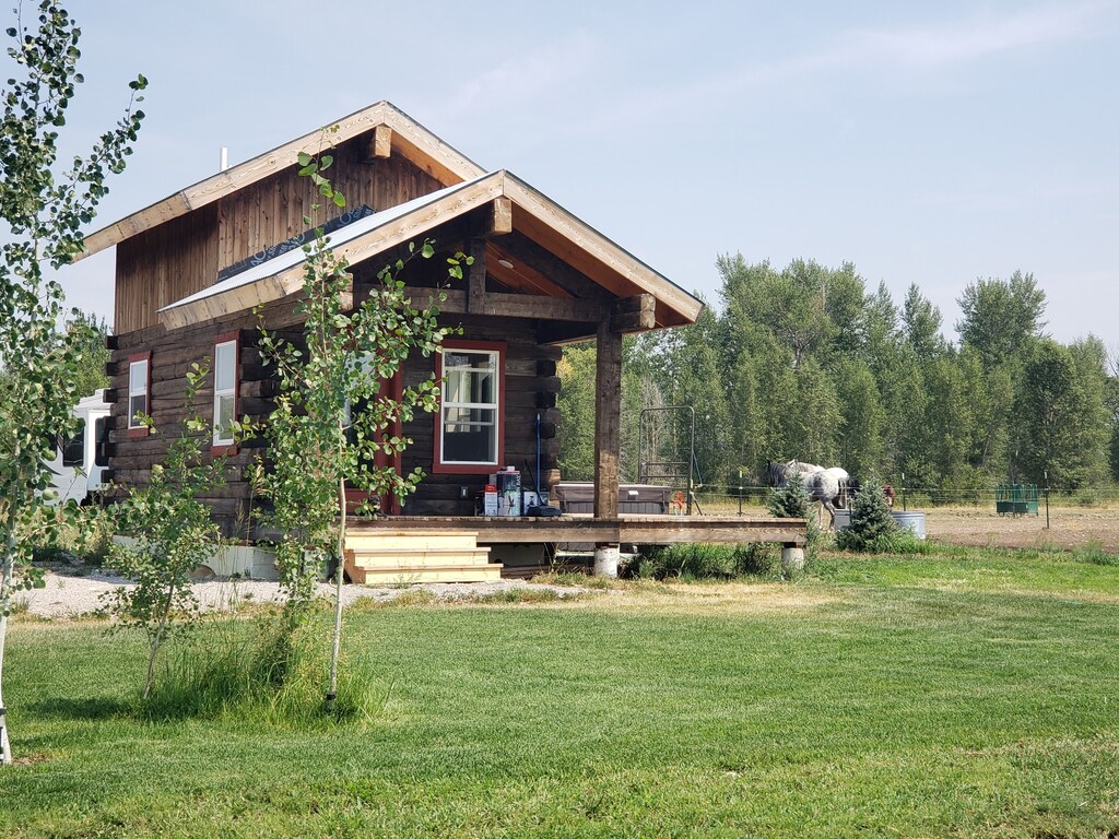 Rustic Country Cabin w/ Hot Tub