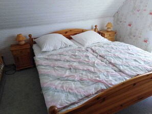 Schlafzimmer mit Ehebett und Kinderbett. Großer Kleiderschrank.