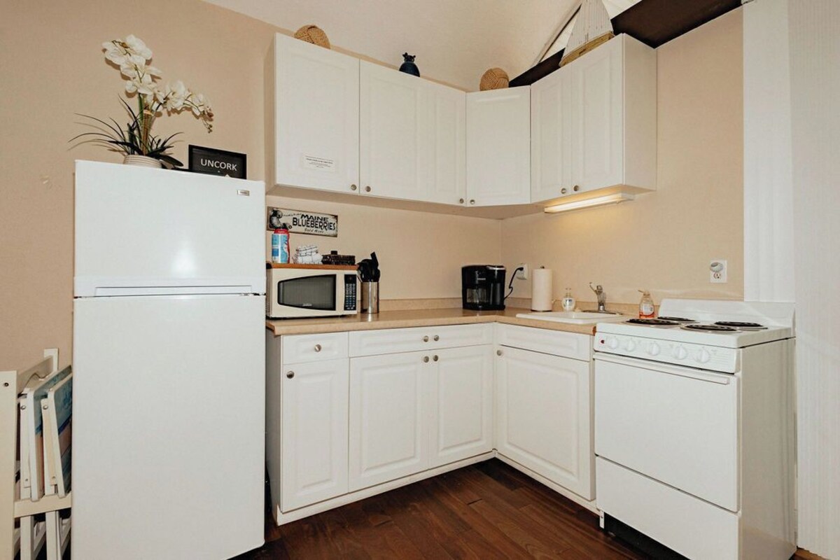 Waterfront condo -shop-kayak-beach-bike-boat-restaurants- outdoor heated pool