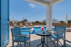 Covered Patio with Dining Set
Outdoor table and chairs in a shaded area near the pool – great for dining.