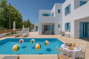 Pool with Floating Balls – Family Fun
Playful setting with beach balls, perfect for families traveling with children.