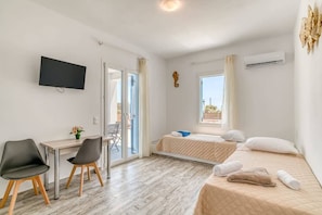 Twin Bedroom – Ground Floor (Bedroom 1)
Two single beds with natural lighting, suitable for friends or children.