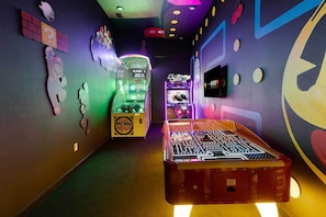 Arcade w/ Air Hockey Table