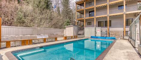 Take advantage of the year-round activities surrounding the apartment, including summer kayaking, white water rafting, mountain biking, tubing, horseback riding, and winter skiing