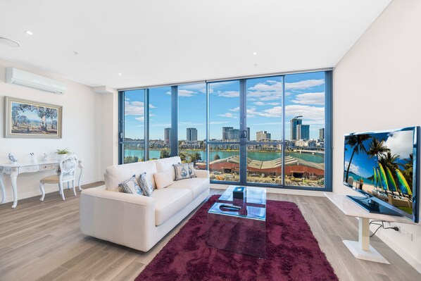 Cozy Staycation- Water-view & City skyline