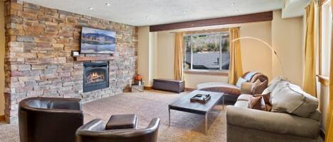 Main Livingroom with Fireplace!