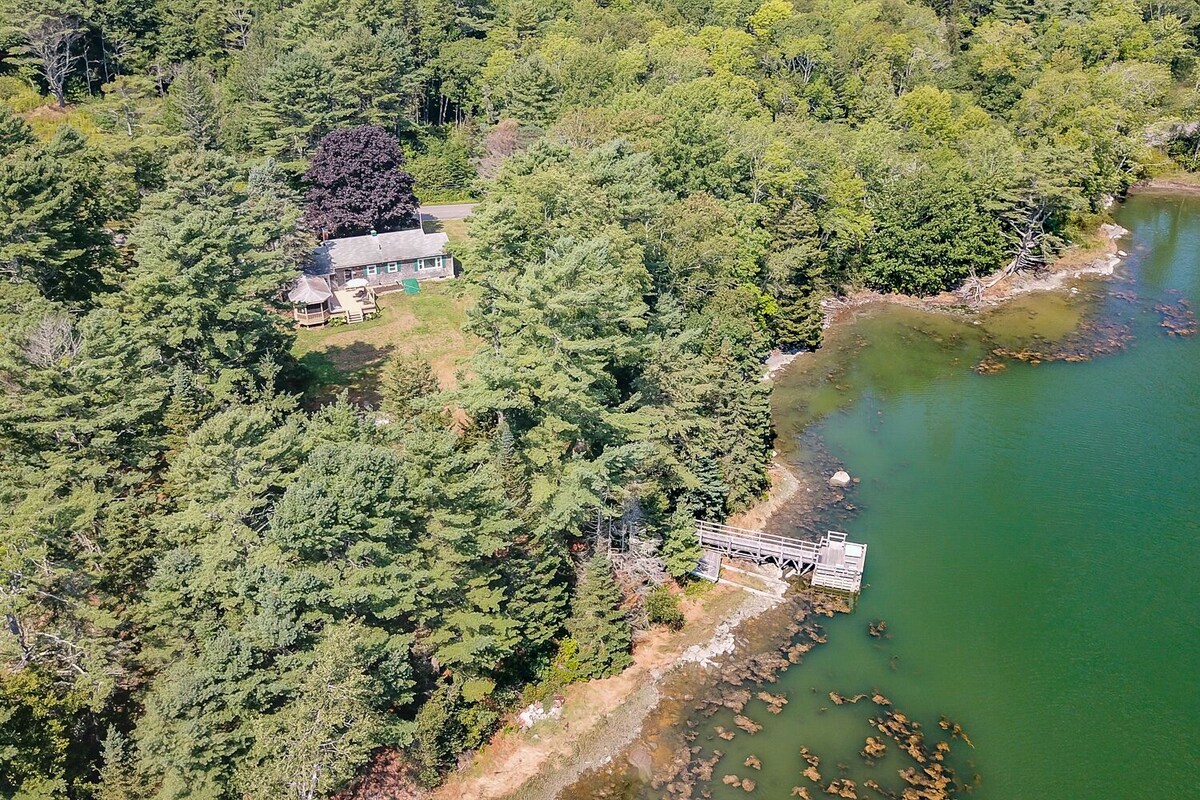 Newly updated cottage directly on Maple Juice Cove