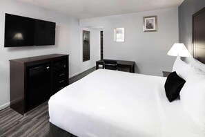 Bedroom with a comfortable King size bed
