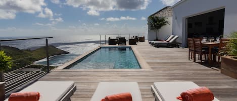 Sun Deck & Pool