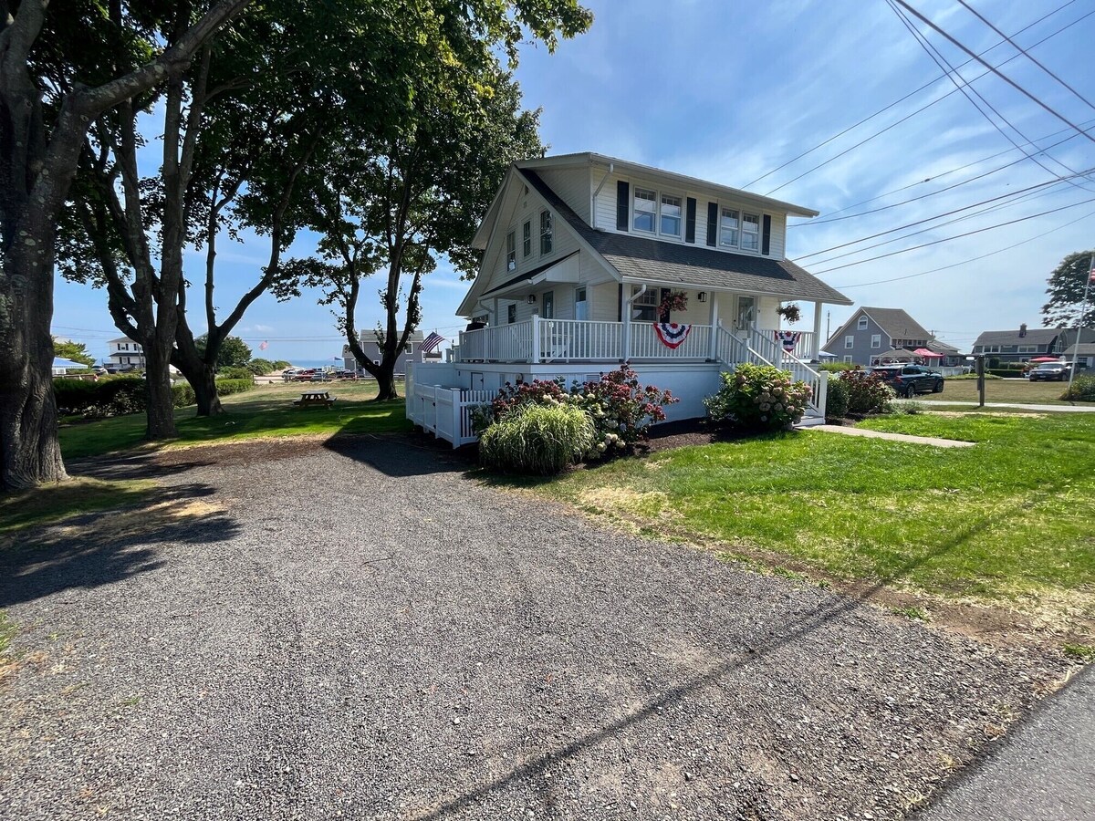 Renovated 3BR House Across from White Sand Beach, Old Lyme