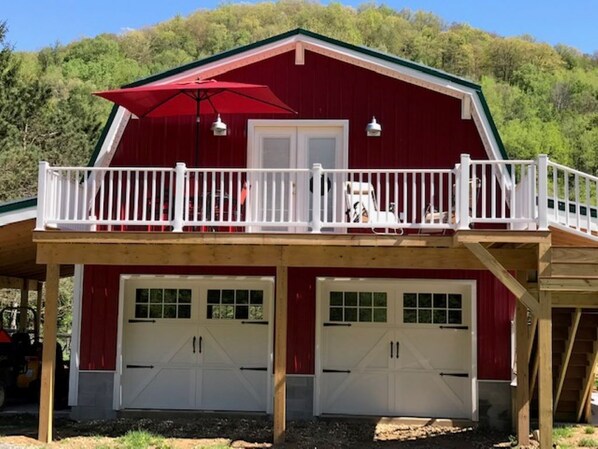 1 bedroom upstairs apartment above an alpaca barn.