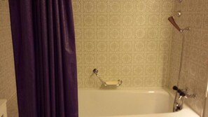 Seperates Badezimmer mit Badewanne