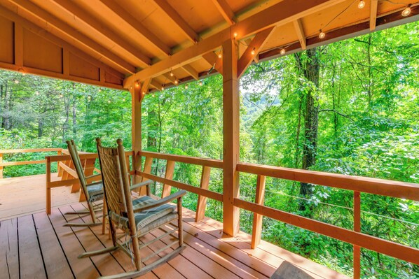Maggie Valley Vacation Rental | 2BR | 2.5BA | 1,500 Sq Ft | Stairs Required