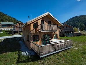 Himmel, Pflanze, Gebäude, Berg, Fenster, Veranda, Holz, Haus, Baum, Grundstueck