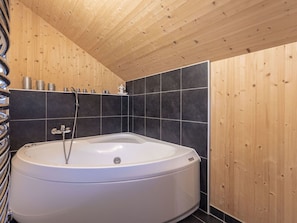 Badewanne, Armatur, Gebäude, Badezimmer, Interior Design, Flooring, Holz, Fussboden, Installation