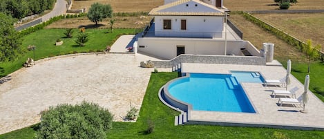 La proprietà, la bella piscina e l'ampio giardino recintato