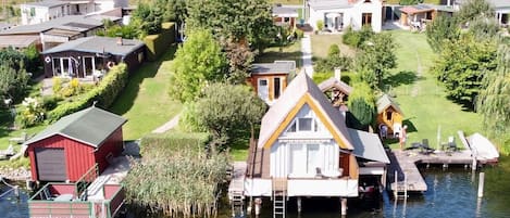 Unser Ferienhaus im Hintergrund (Luftaufnahme)