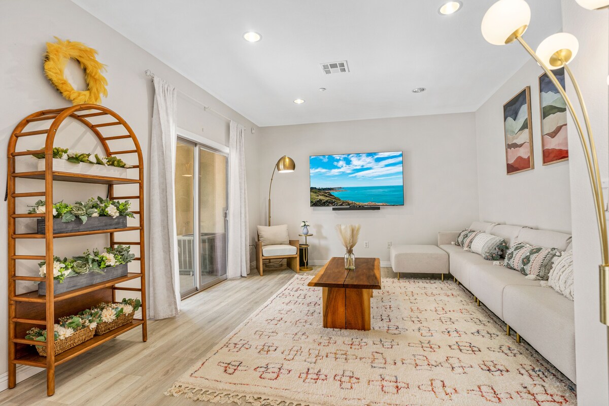 Designer House in downtown Fullerton – 9 mins to Disneyland