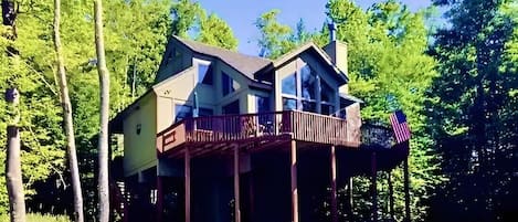 Modern Spacious 3/4BR3Ba home with 2 level deck and resort amenities.