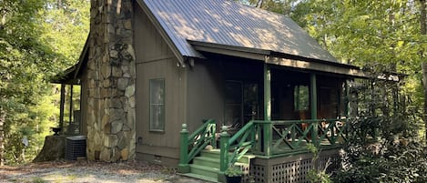 View of cabin and porch from the driveway