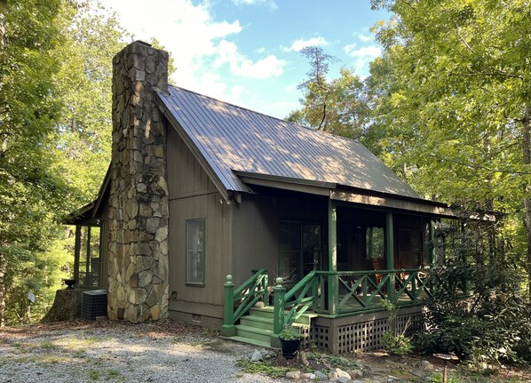 View of cabin and porch from the driveway