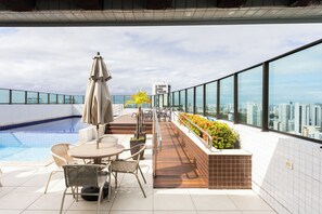 Piscina no piso superior