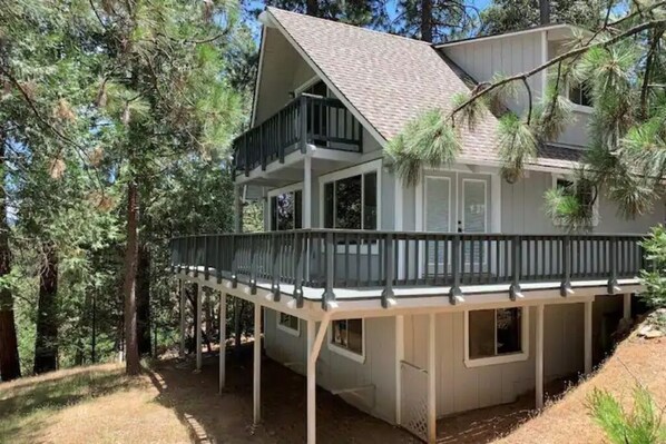 Charming Mountain Chalet nestled in the Pines of Pine Mountain Lake. 