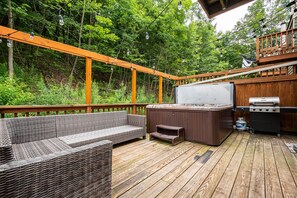 Deck w. Hot Tub