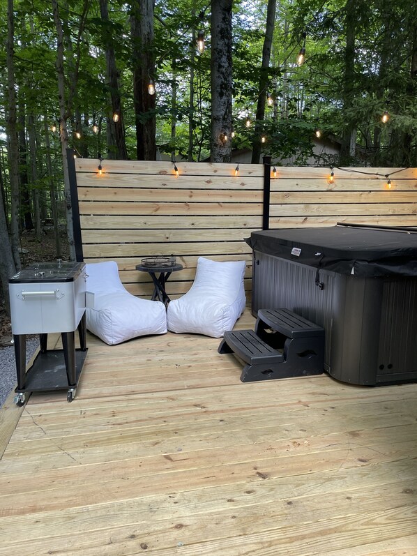 Your Backyard Oasis with Hot tub, loungers, games and cooler! 