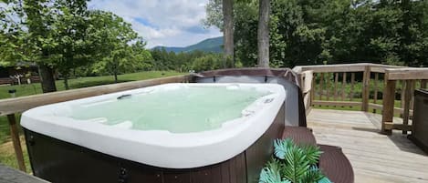 Hot Tub with mountain view!