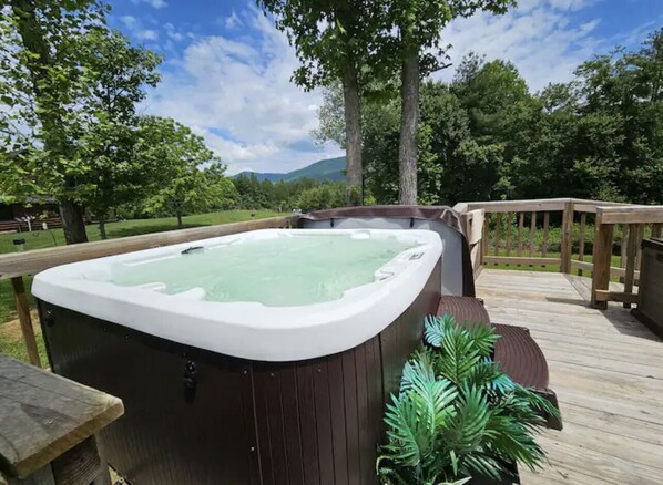 Hot Tub with mountain view!