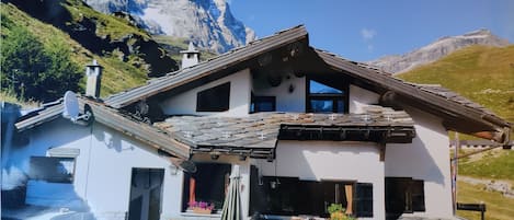 Schitterende villa aan piste 5 ski in/out vlak bij het dorp, uitzicht Matterhorn